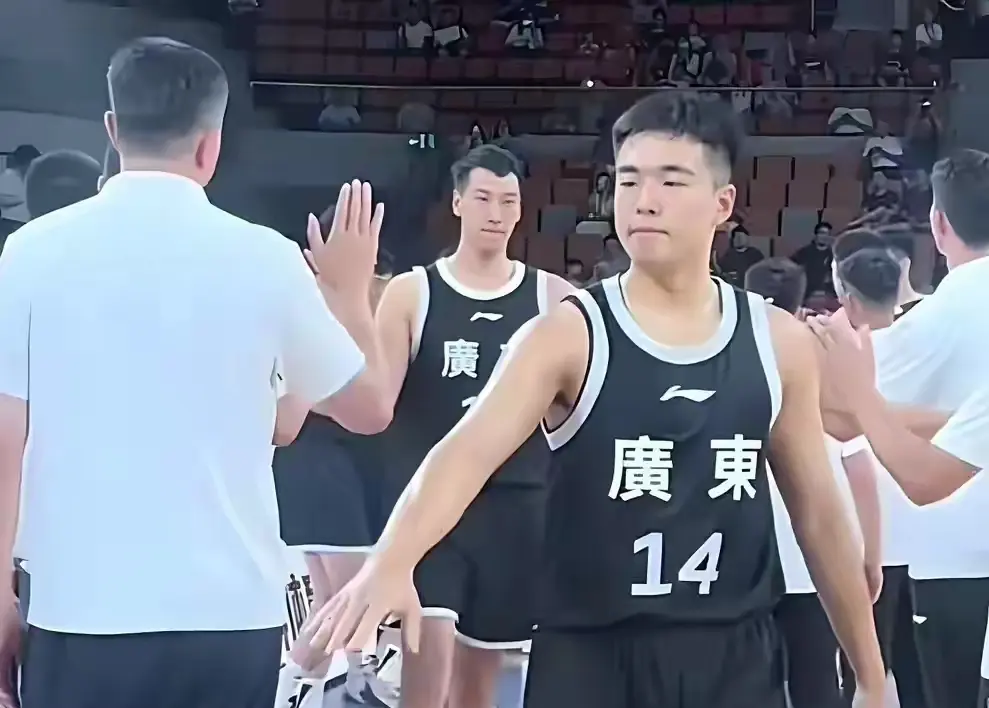 逆袭王少杰, 个一队球员, 李奕臻